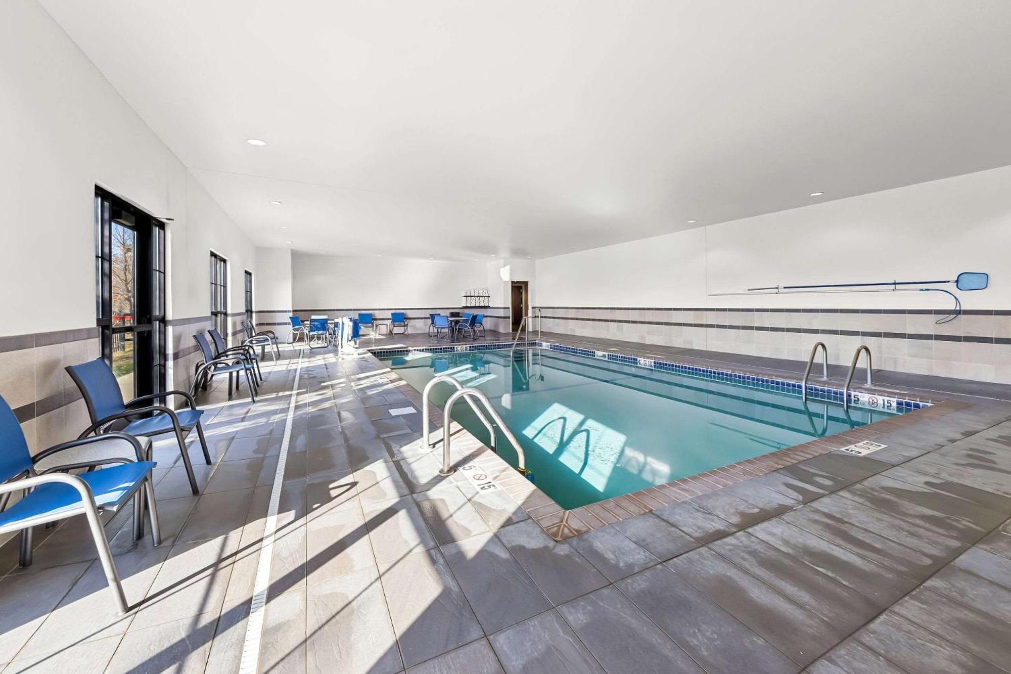 Comfort Inn & Suites West - Medical Center Рочестър Екстериор снимка