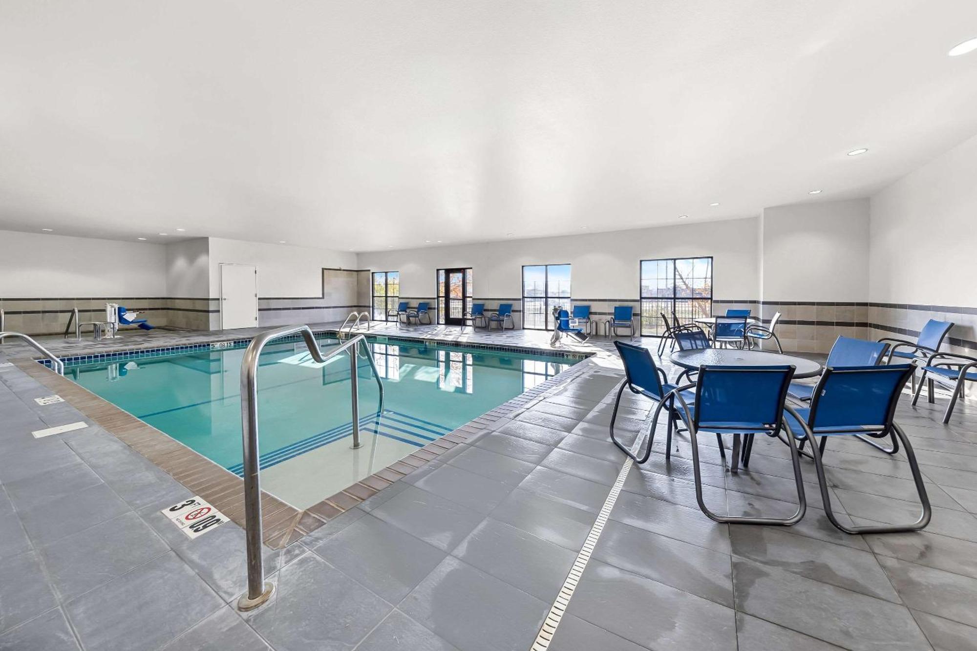 Comfort Inn & Suites West - Medical Center Рочестър Екстериор снимка